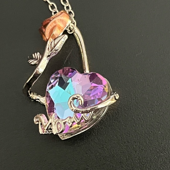 ☄️This stunning heart and rose pendant necklace is perfect for Mother’s Day! 18” - Picture 4 of 14